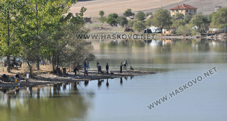 Читалищни дейци премериха слука на язовира край Бодрово