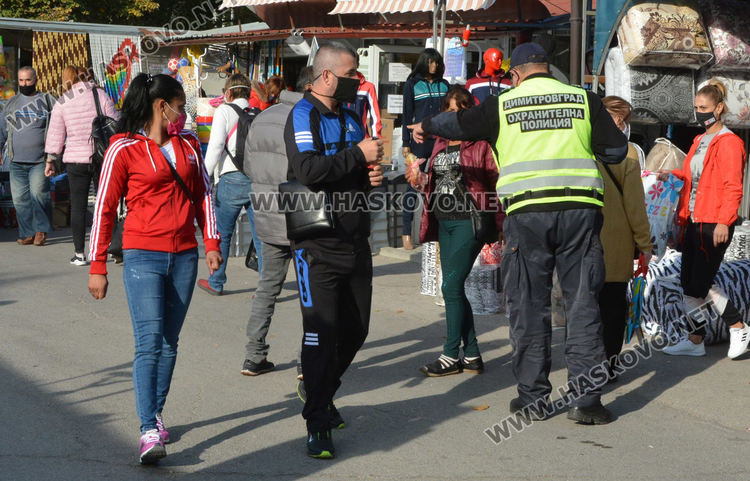  Търговци и купувачи стриктно с маски на Димитровградския пазар
