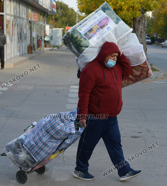  Търговци и купувачи стриктно с маски на Димитровградския пазар