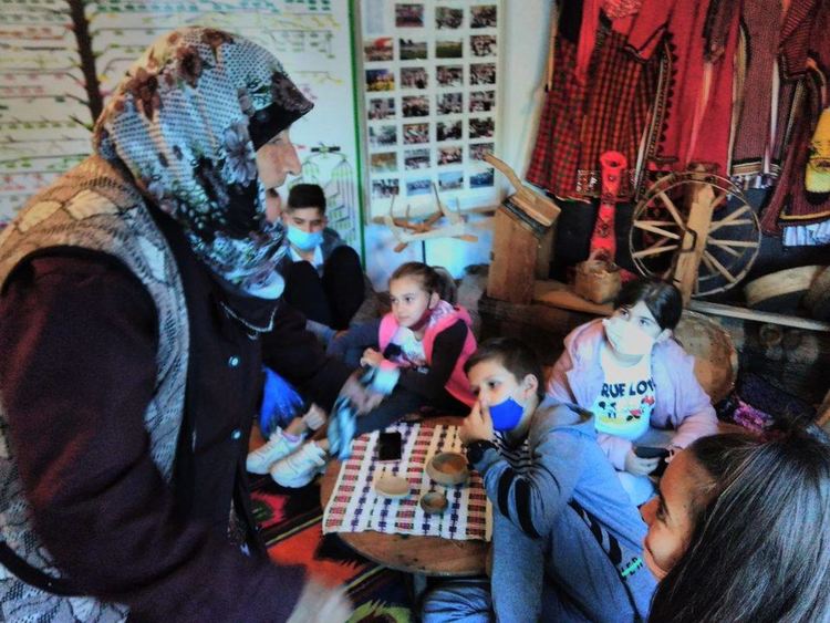 Баби от Грохотно влизат в ролята на учители 