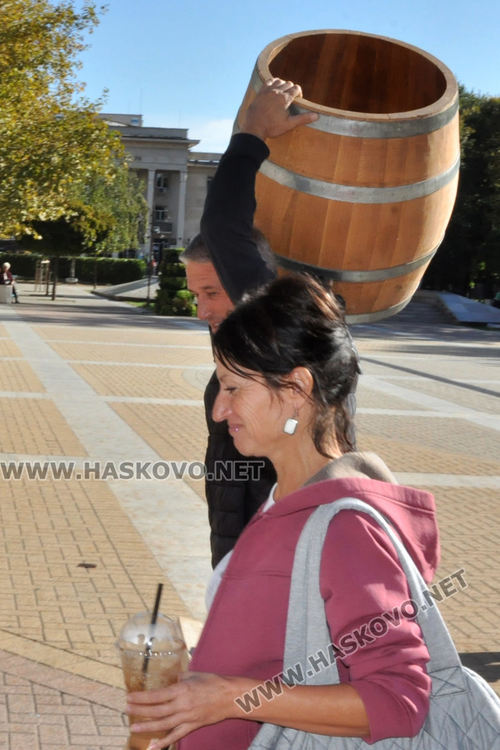  Търговци и купувачи стриктно с маски на Димитровградския пазар