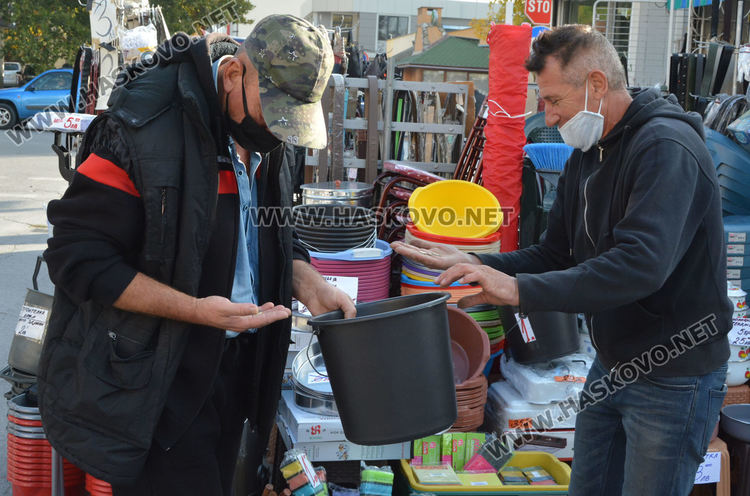  Търговци и купувачи стриктно с маски на Димитровградския пазар