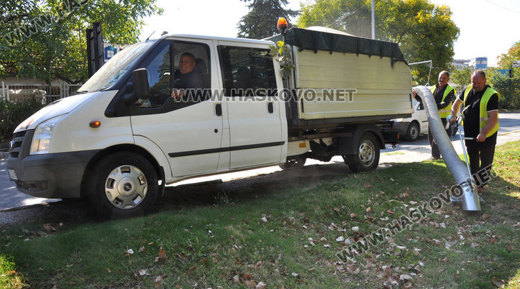 „Екопрогрес“ чисти улиците с листосъбирачи  