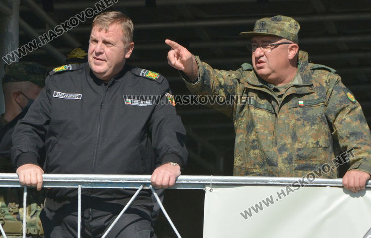 Министърът на отбраната Красимир Каракачанов /вляво/ и заместник-командирът на Сухопътните войски бригаден генерал Валери Цолов