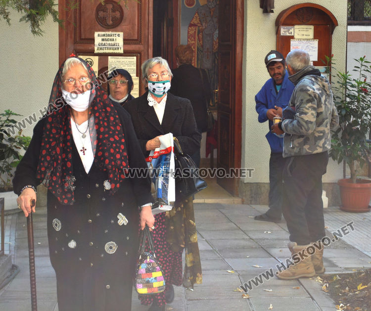 Тържествена литургия за Свети Димитър, просяци обсадиха църквата в Хасково