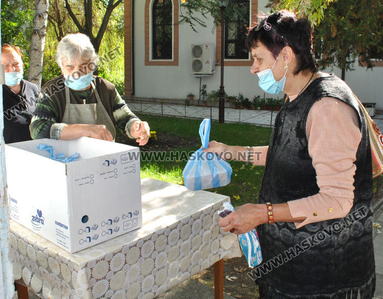 Тържествена литургия за Свети Димитър, просяци обсадиха църквата в Хасково