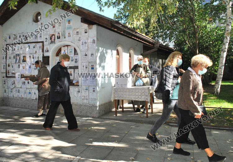 Тържествена литургия за Свети Димитър, просяци обсадиха църквата в Хасково