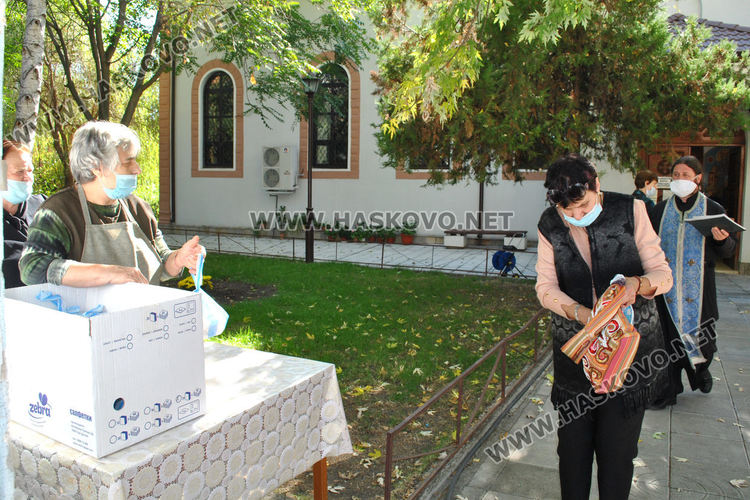 Тържествена литургия за Свети Димитър, просяци обсадиха църквата в Хасково