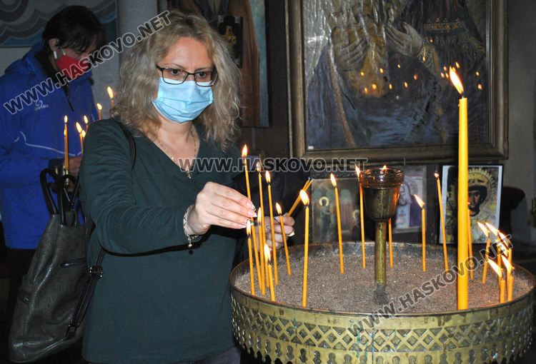 Тържествена литургия за Свети Димитър, просяци обсадиха църквата в Хасково