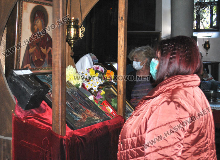 Тържествена литургия за Свети Димитър, просяци обсадиха църквата в Хасково