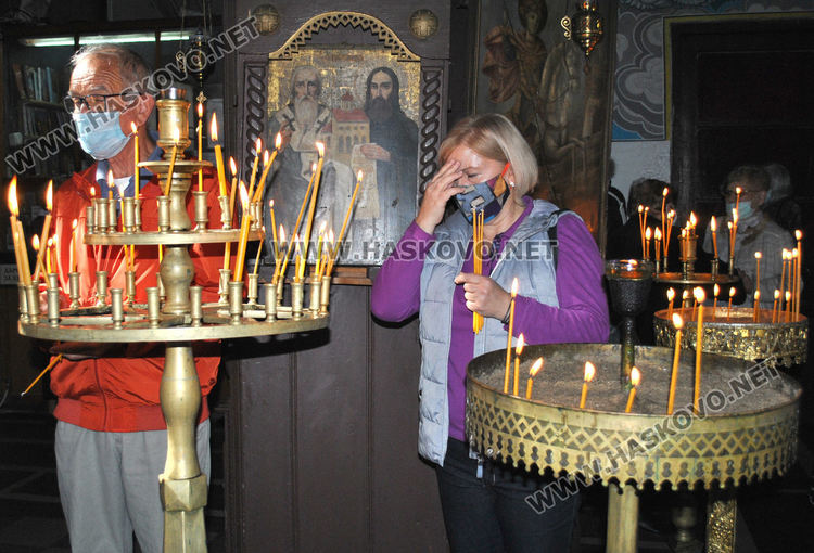 Тържествена литургия за Свети Димитър, просяци обсадиха църквата в Хасково