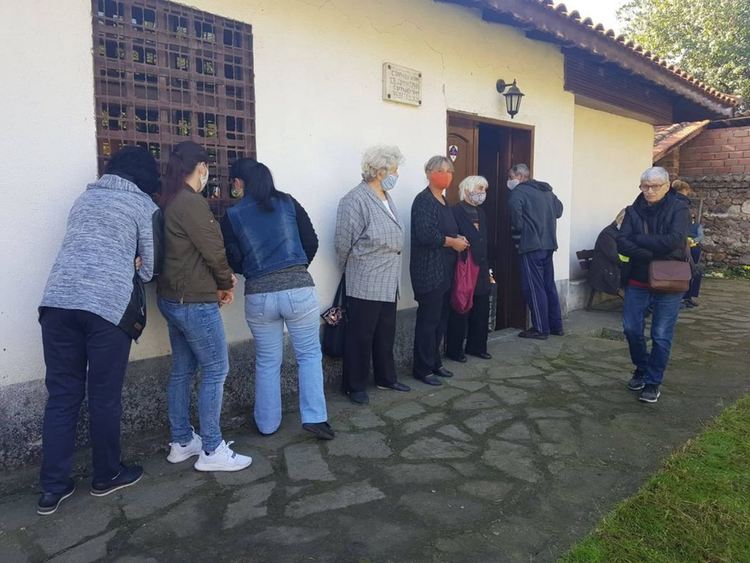 Храмът "Св. Димитър" посрещна десетки миряни 