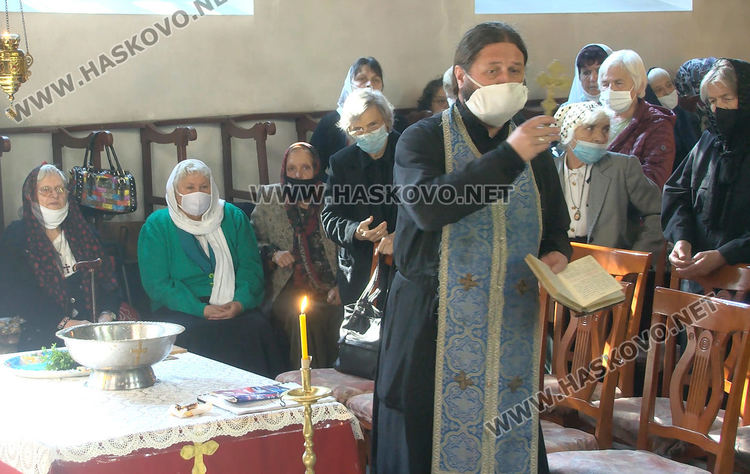 Тържествена литургия за Свети Димитър, просяци обсадиха църквата в Хасково