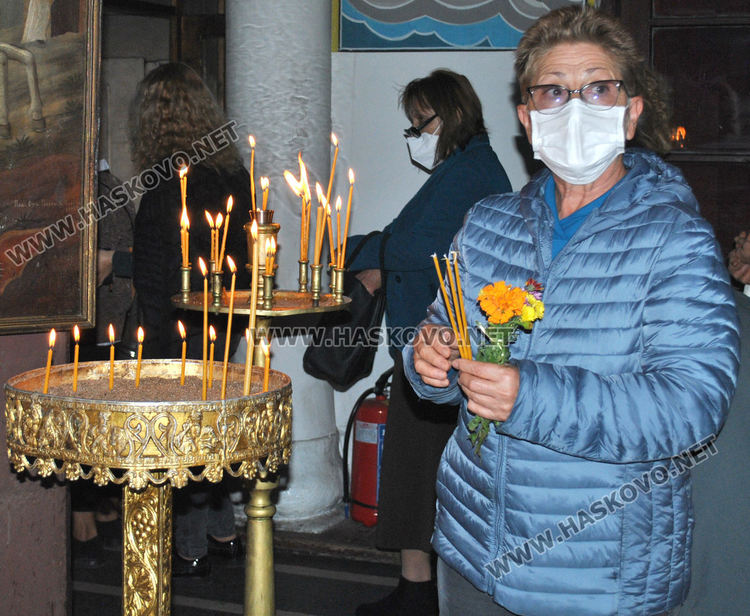 Тържествена литургия за Свети Димитър, просяци обсадиха църквата в Хасково