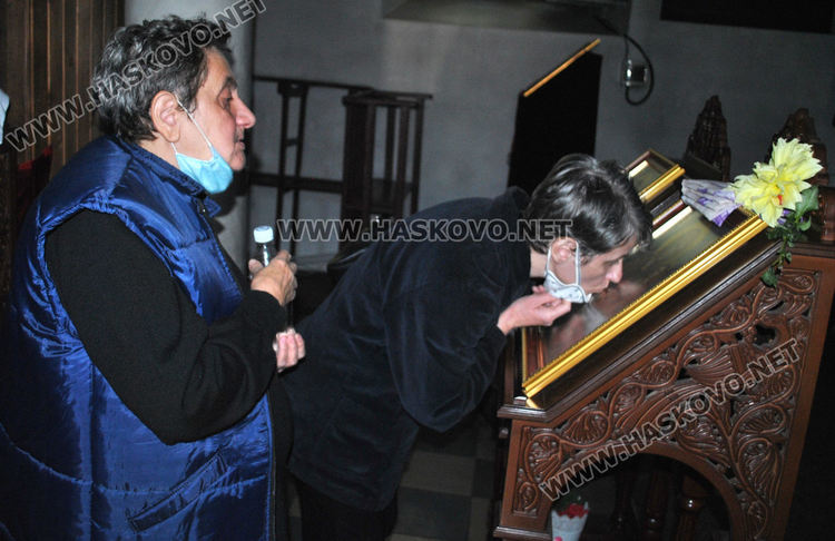 Тържествена литургия за Свети Димитър, просяци обсадиха църквата в Хасково