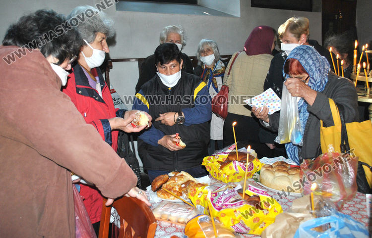 Тържествена литургия за Свети Димитър, просяци обсадиха църквата в Хасково