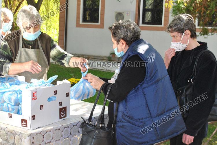 Тържествена литургия за Свети Димитър, просяци обсадиха църквата в Хасково