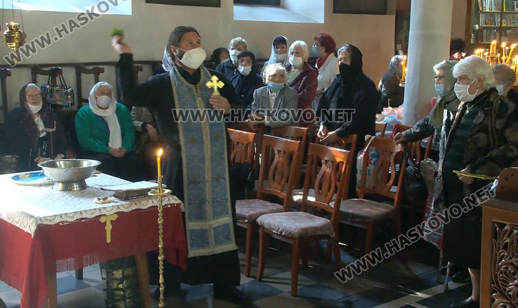 Тържествена литургия за Свети Димитър, просяци обсадиха църквата в Хасково
