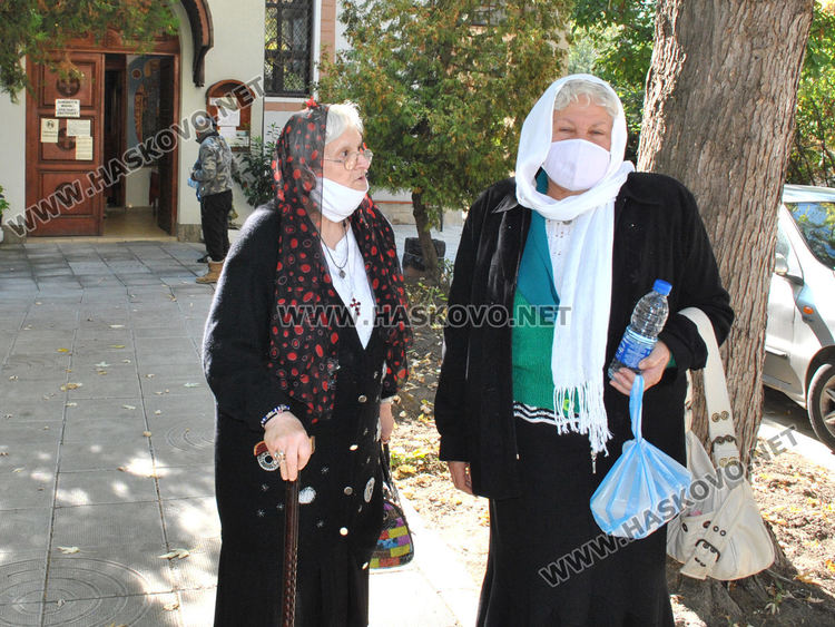 Тържествена литургия за Свети Димитър, просяци обсадиха църквата в Хасково