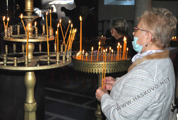 Тържествена литургия за Свети Димитър, просяци обсадиха църквата в Хасково