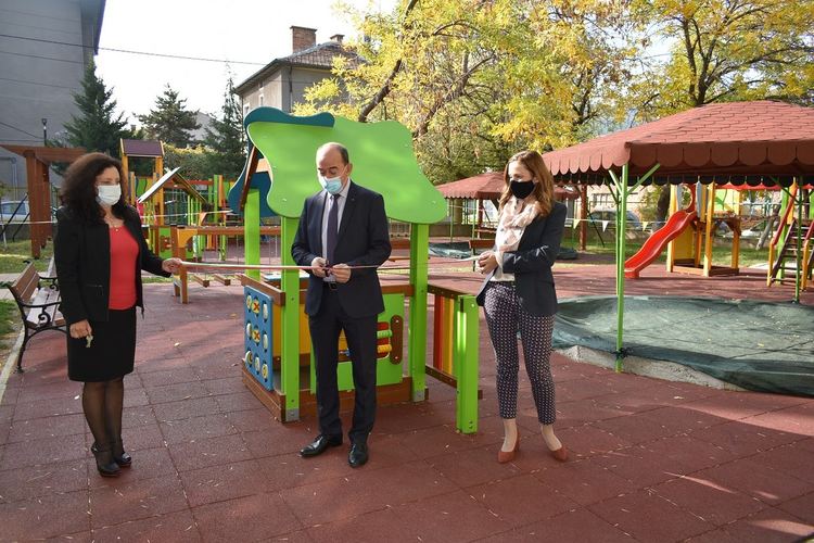 Заместник-кметът инж. Петров преряза лентата на реновираните учебни заведения в Асеновград