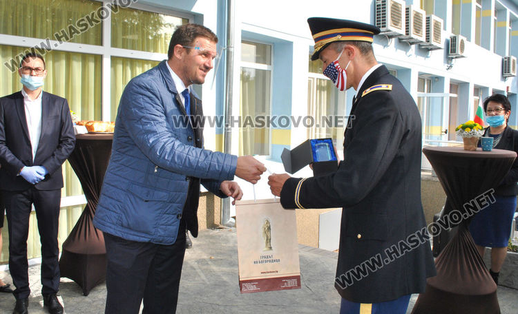 Кметът Станислав Дечев и подп. Алекс Апостол