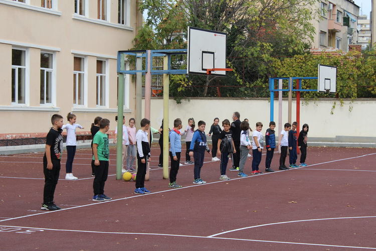 600 деца от ОУ “Св. Климент Охридски“ в Хасково вече играят на нов и безопасен двор 