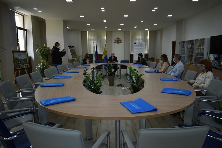 Заместник-кметът инж. Петров преряза лентата на реновираните учебни заведения в Асеновград