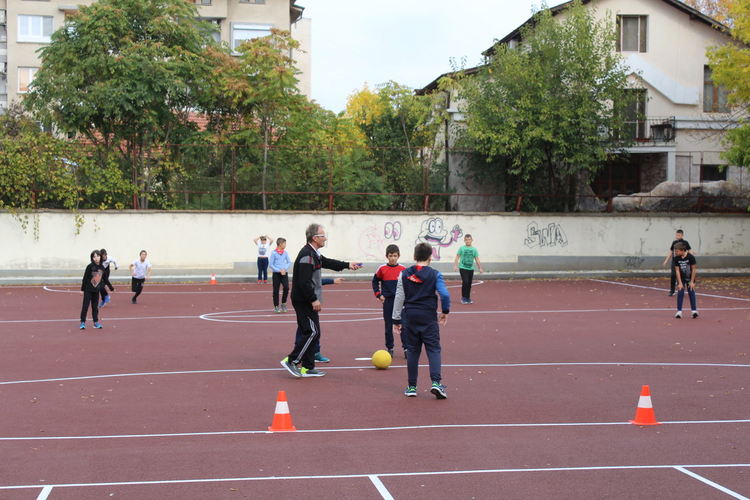 600 деца от ОУ “Св. Климент Охридски“ в Хасково вече играят на нов и безопасен двор 