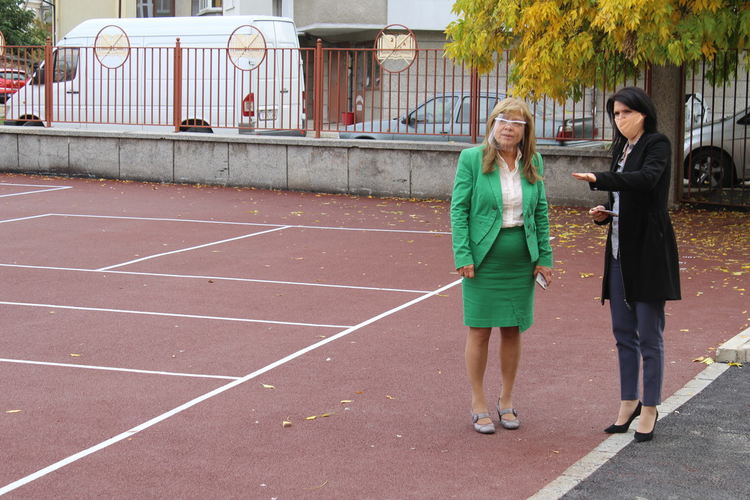 600 деца от ОУ “Св. Климент Охридски“ в Хасково вече играят на нов и безопасен двор 