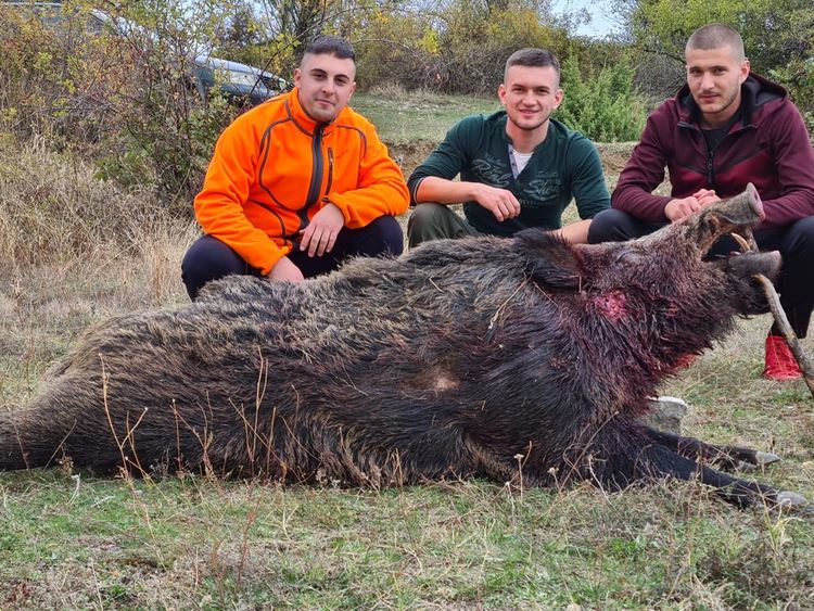 Мюрен от  ловна дружина „Ябълковец - Ленище“ повали огромен глиган