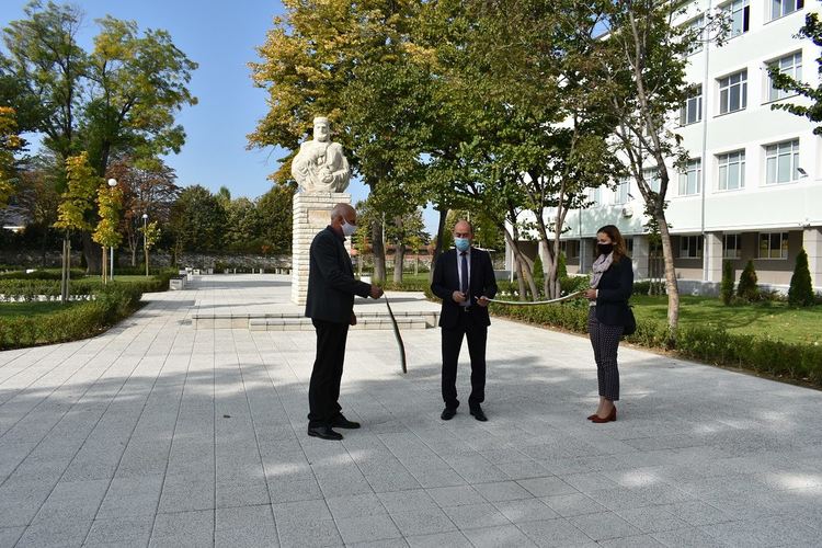 Заместник-кметът инж. Петров преряза лентата на реновираните учебни заведения в Асеновград