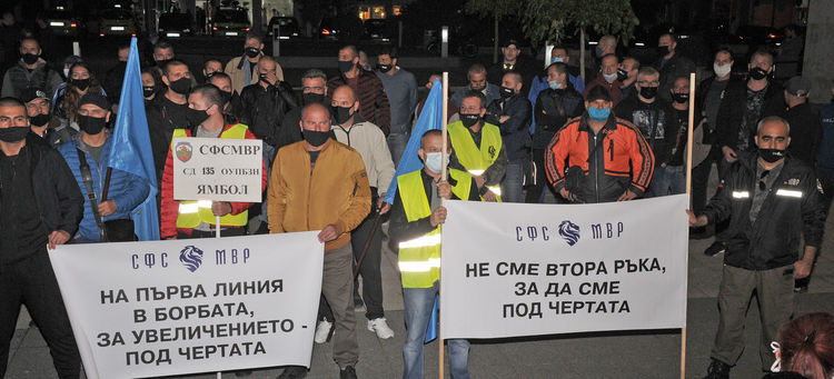 Над 100 полицаи се събраха пред Съдебната палата в Бургас, за да протестират срещу ниското заплащане и лошите условия на труд. Протестът е организиран от управителния съвет на синдикалната федерация на служителите на МВР. Сн.: БТА