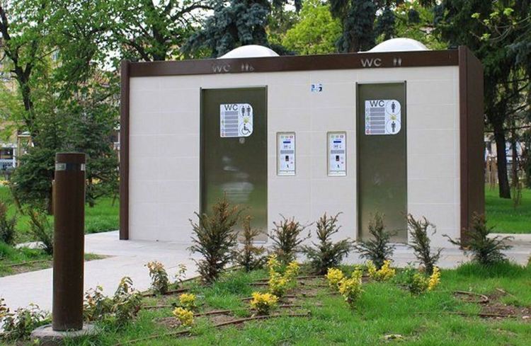 Варна си купила златни тоалетни по 12 хил. евро кв. м