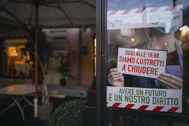 Италия регистрира рекордни 24 991 нови случая на коронавирус за денонощие