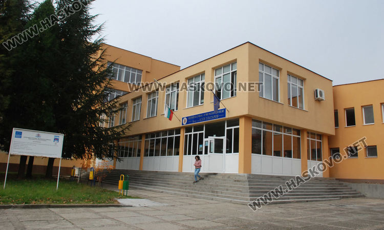 Двама починали с коронавирус. Ученици под карантина заради заразени учителки