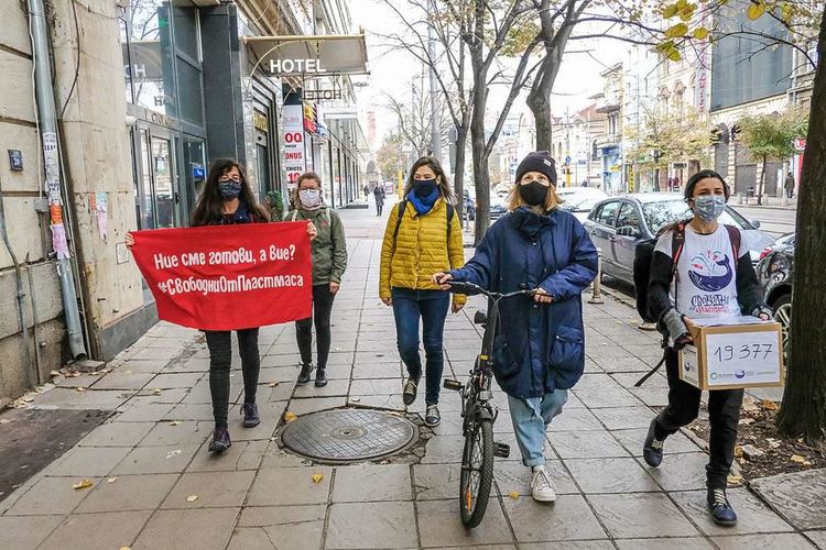 Предаване в МОСВ на петиция за справяне с пластмасовото замърсяване от актрисата Лили Гелева (с колелото) и екип на „Грийнпийс“ – България и „За Земята“, октомври 2020 © Деннис Тодоров/ „Грийнпийс“ – България