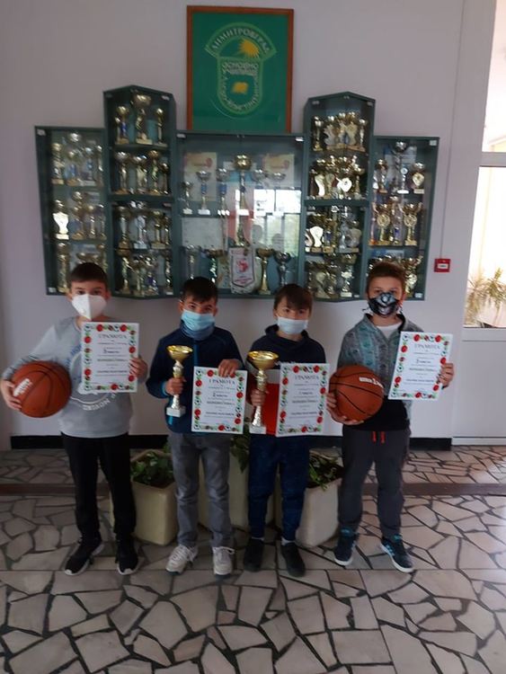 ОУ „Алеко Константинов“ отбеляза 1 ноември - Денят на народните будители