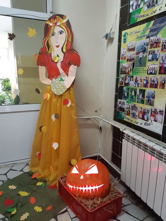 ОУ „Алеко Константинов“ отбеляза 1 ноември - Денят на народните будители