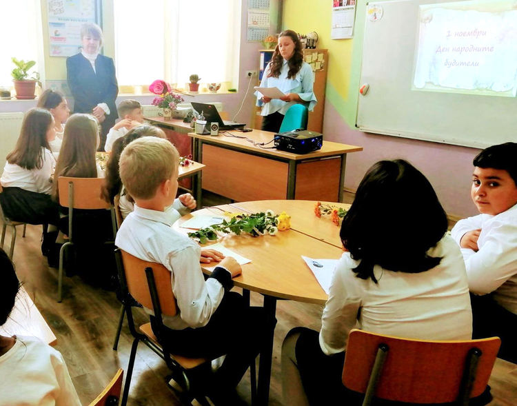 Ученици отбелязаха в аванс Деня на народните будители