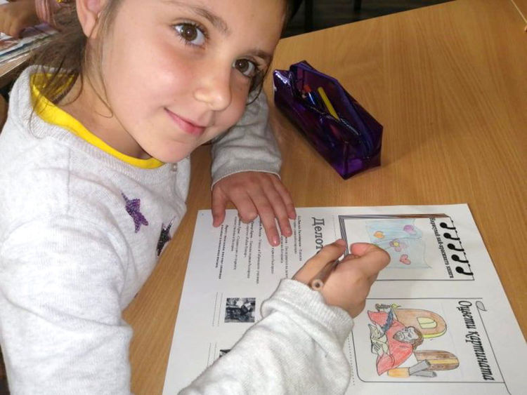 Ученици отбелязаха в аванс Деня на народните будители