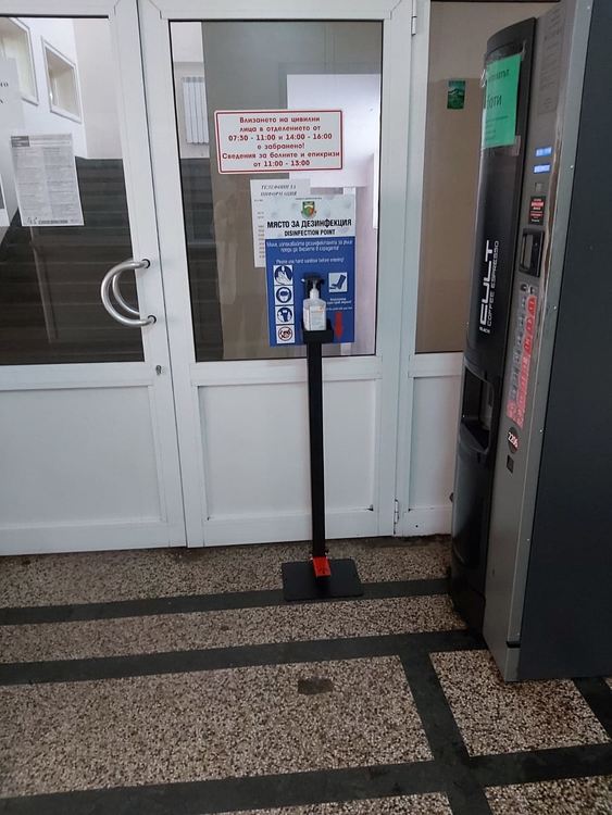 Поставиха безконтактни диспенсъри за дезинфекция на обществени места в Димитровград