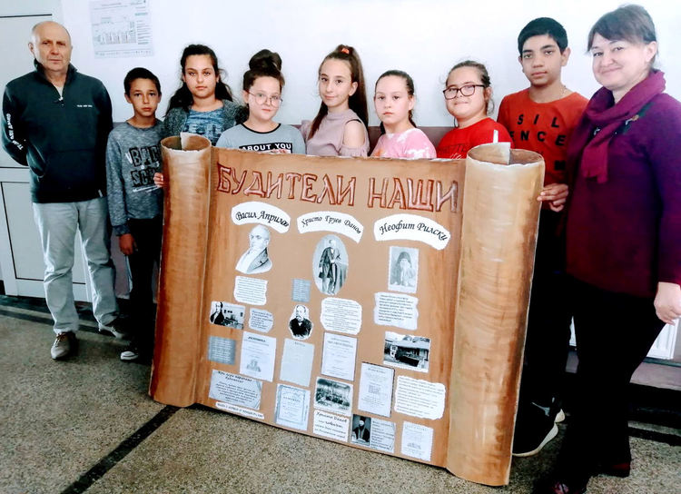 Ученици отбелязаха в аванс Деня на народните будители