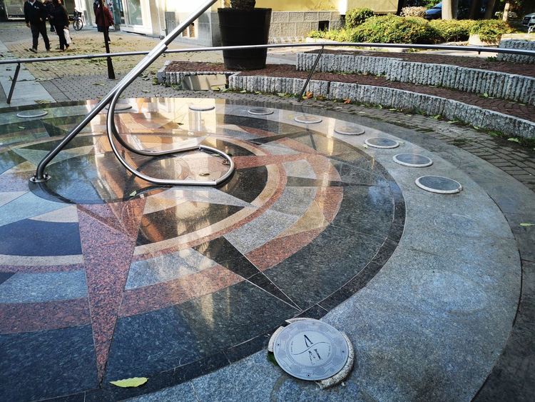 Вандали посегнаха на Слънчевия часовник в центъра на Хасково