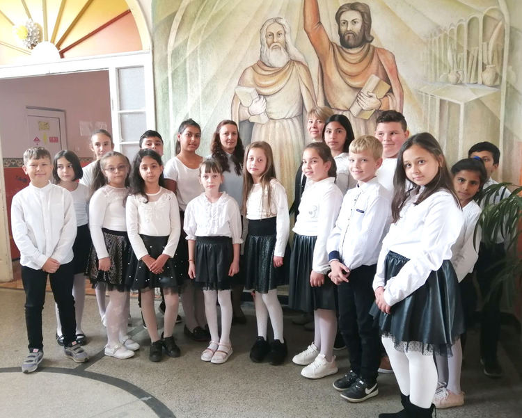 Ученици отбелязаха в аванс Деня на народните будители