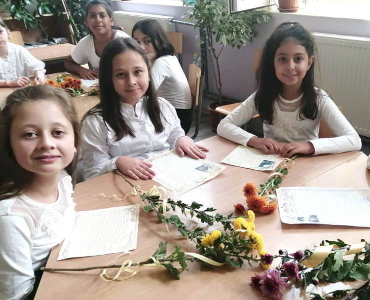 Ученици отбелязаха в аванс Деня на народните будители