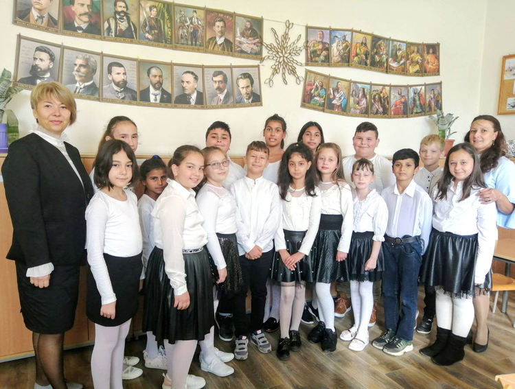 Ученици отбелязаха в аванс Деня на народните будители