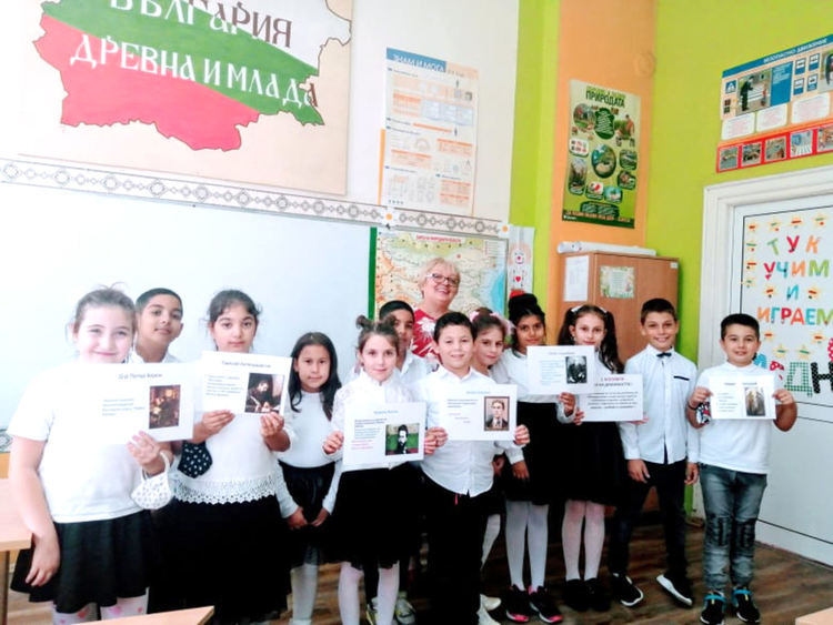 Ученици отбелязаха в аванс Деня на народните будители