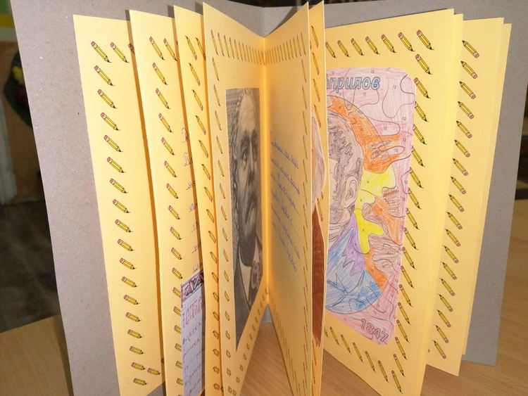 Ученици отбелязаха в аванс Деня на народните будители