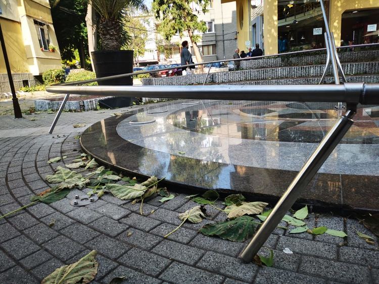 Вандали посегнаха на Слънчевия часовник в центъра на Хасково